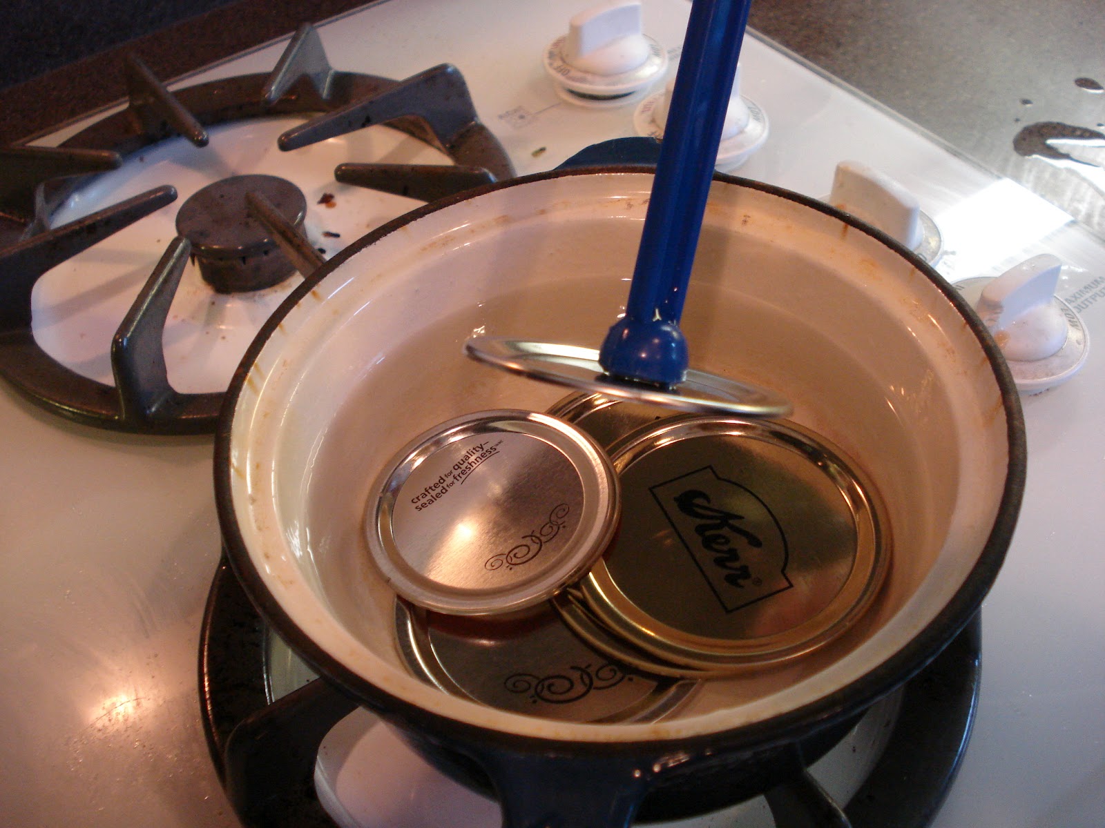 Remova tampas quentes de um recipiente com água quente